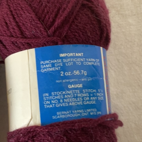 Yarn Red Medium Weight Soft Texture - Picture 4 of 4